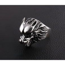 Lion Head Ring: Stylish silver lion with fierce textured fur, symbol of strength
